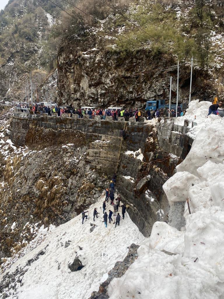 Kashmir Avalanche Claims Seven Lives, Triggers Rescue Operations