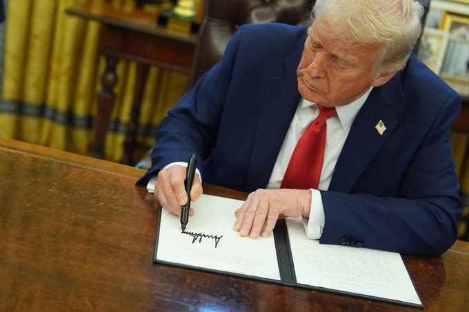 Trump Signs Orders Curbing Funding for Migrants, Eliminating Regulations