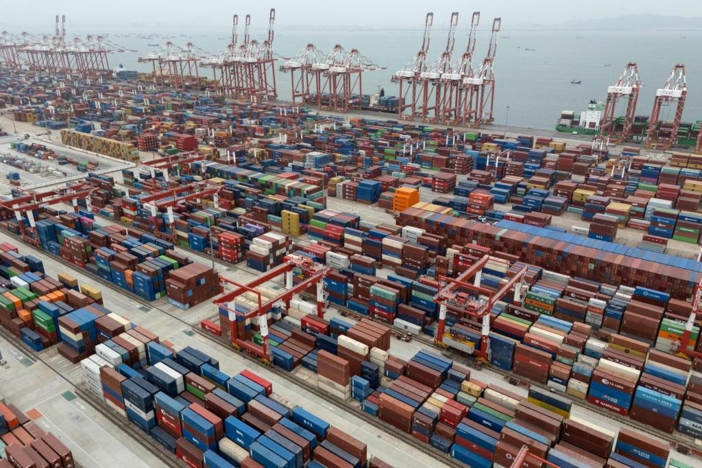 Trump's Tariffs Loom Over Economy as Shipments from China Fall