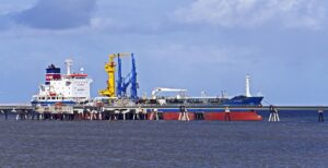 Global Oil Prices Hold Steady as Russian Supply Risks Loom Amid Oversupply Concerns