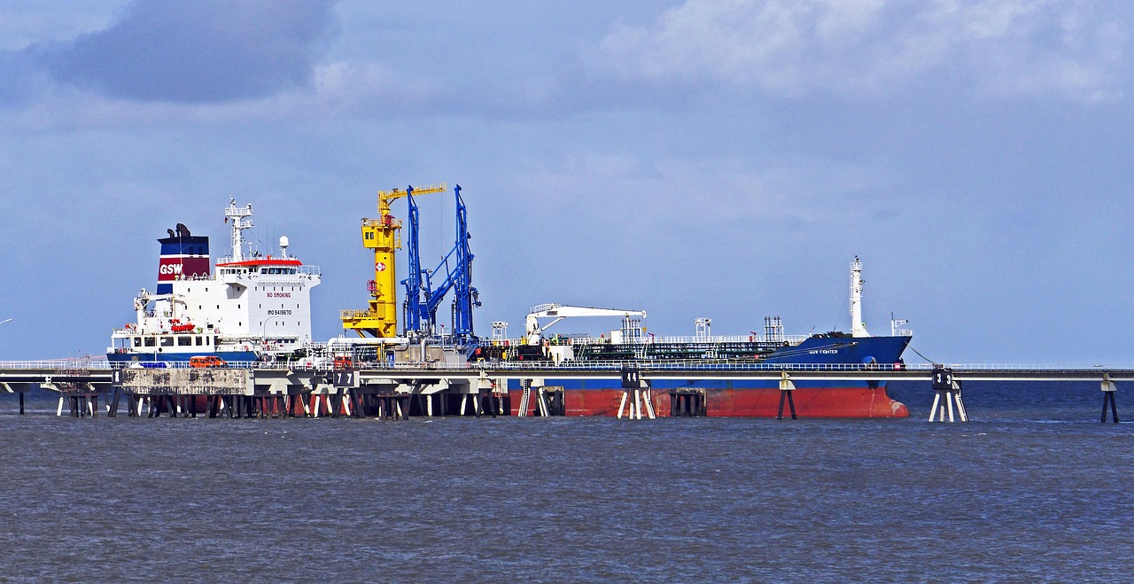 Global Oil Prices Hold Steady as Russian Supply Risks Loom Amid Oversupply Concerns